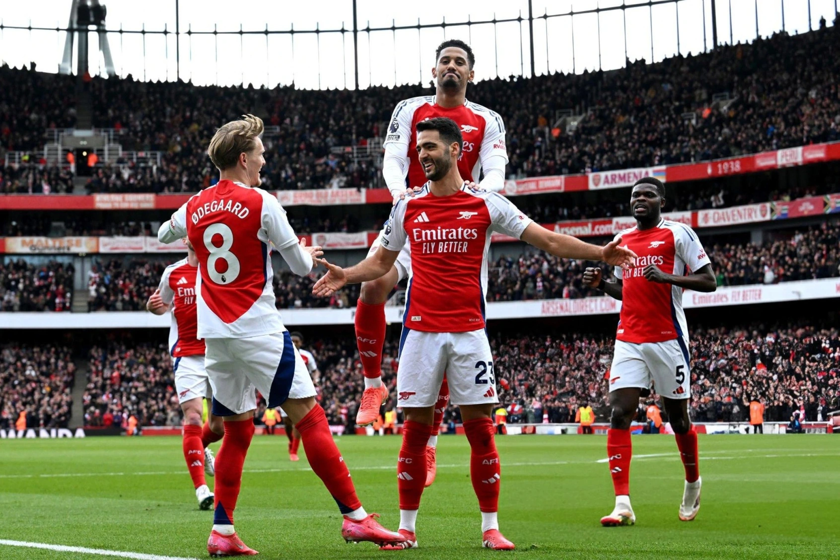 Nhận Định Arsenal vs Fulham 1h45 Ngày 2/4: Pháo Thủ Khó Thắng Đậm 2 arsenal choi tren san nha rat tot