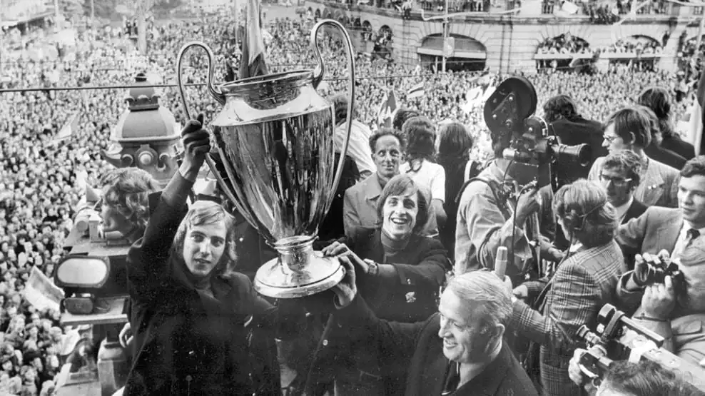 Chiến Thuật Bóng Đá Tổng Lực: Bí Mật Thay Đổi Lịch Sử Bóng Đá 4 Đội hình Ajax Amsterdam nâng cúp C1 châu Âu năm 1971