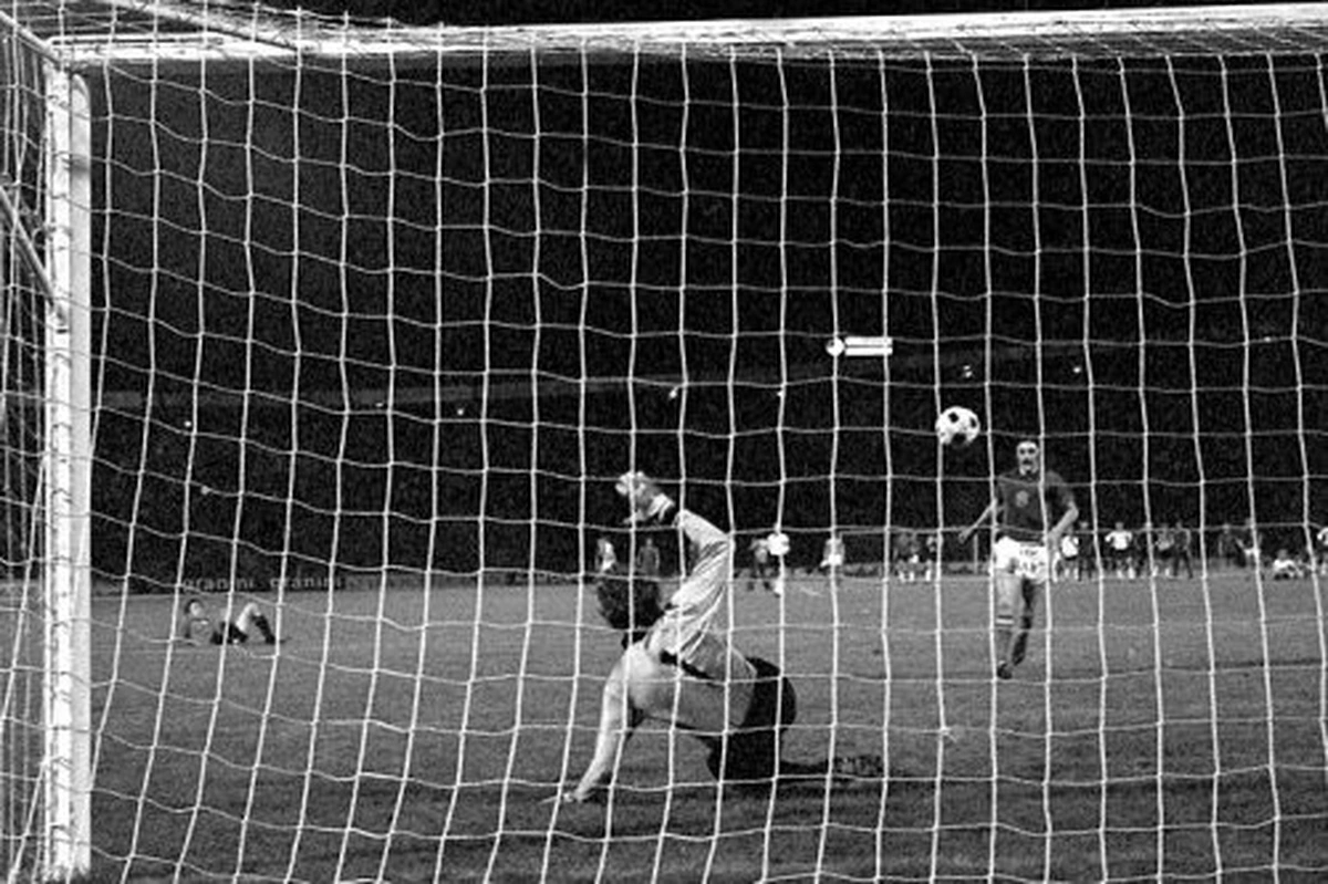 Panenka là gì? Kỹ thuật sút phạt đền đỉnh cao của bóng đá 5 Antonín Panenka sút phạt đền Panenka tại chung kết Euro 1976