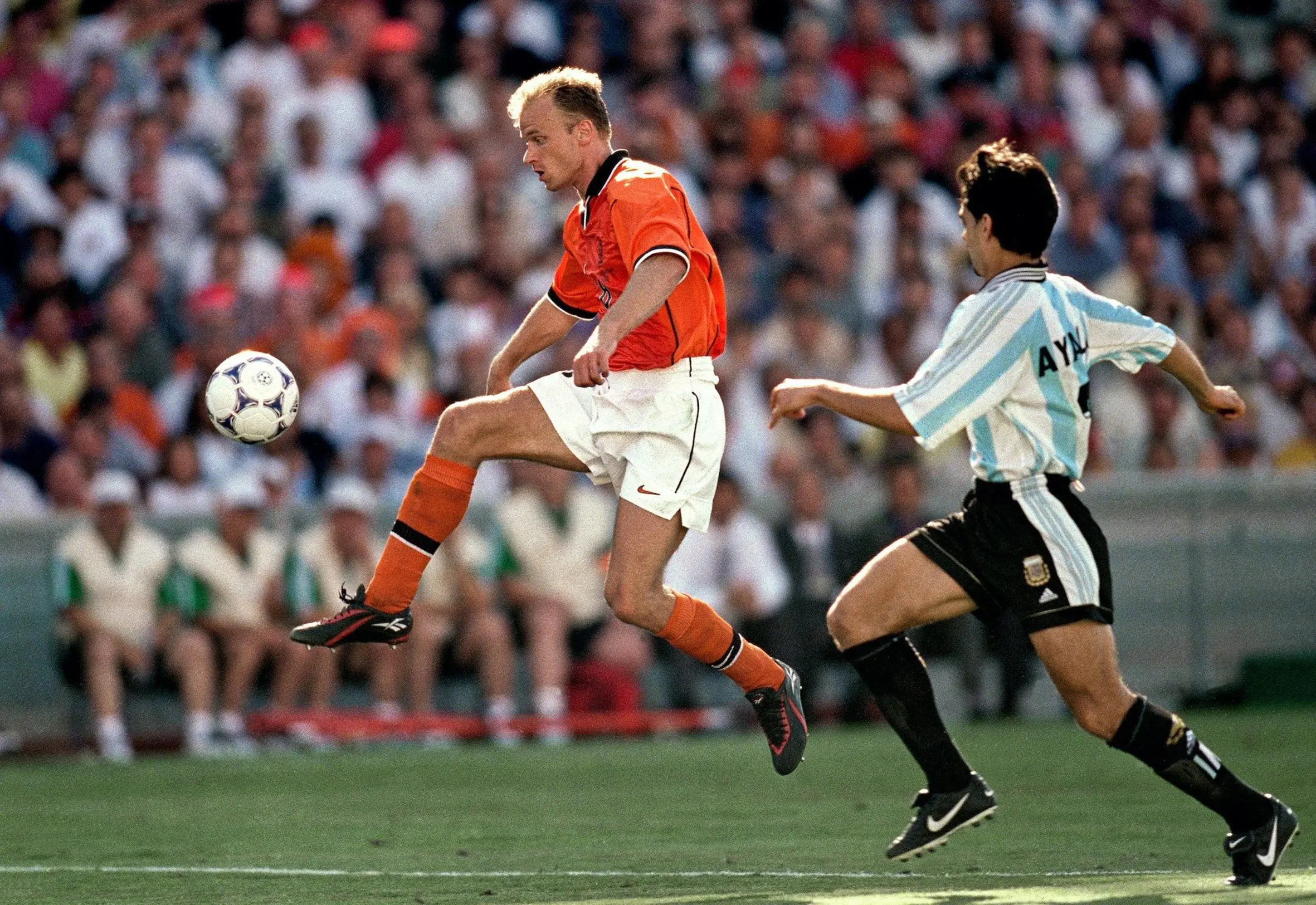 Long Ball Là Gì? Hành Trình Của Chiến Thuật Bóng Dài 6 Bergkamp ghi bàn từ đường chuyền dài