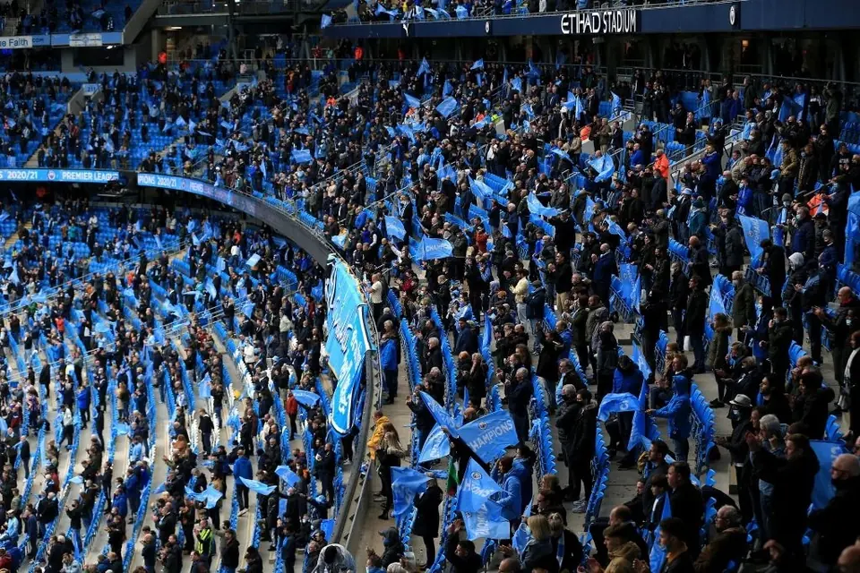 Fan Man City Gọi Là Gì? Khám Phá Tên Gọi Đặc Biệt Của CĐV The Citizens 4 CĐV Man City giương cao cờ và khăn tại sân Etihad