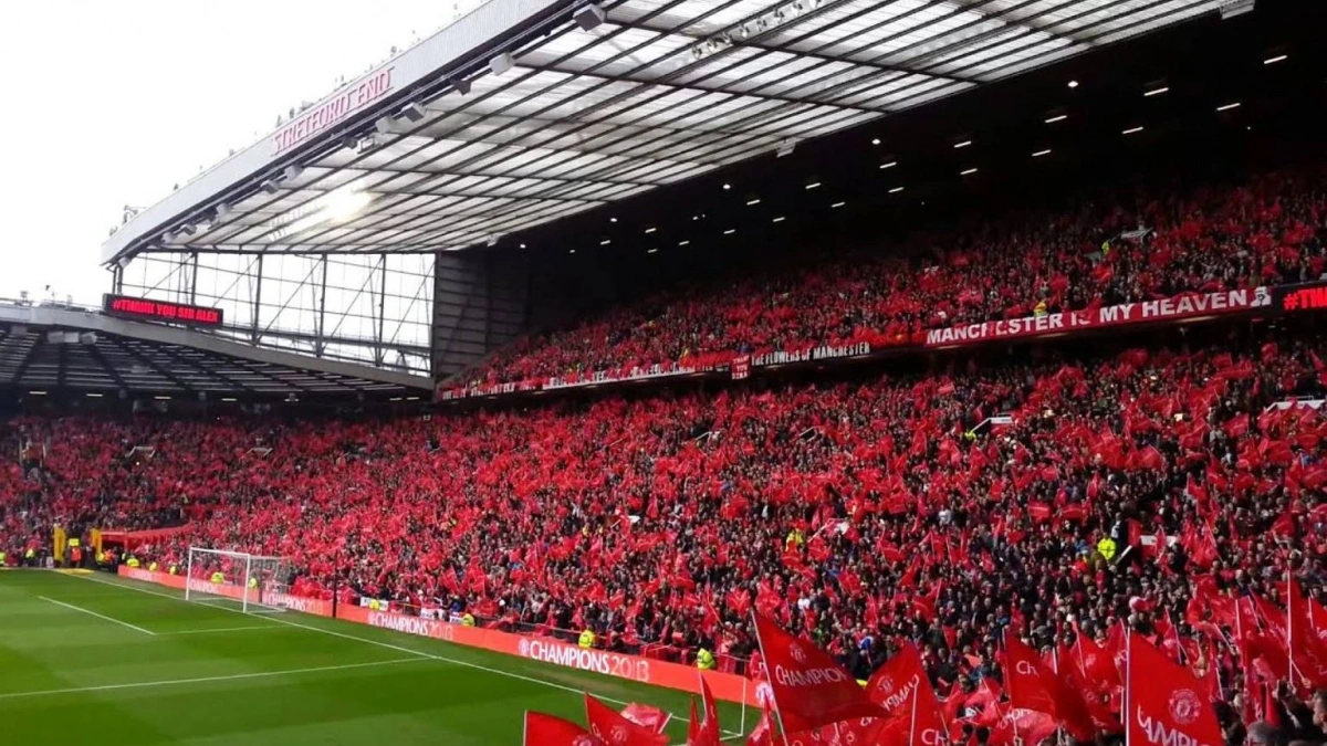 Fan MU Gọi Là Gì? Khám Phá Tên Gọi Đặc Biệt Của CĐV Quỷ Đỏ 4 CĐV Manchester United giương cao cờ tại sân Old Trafford