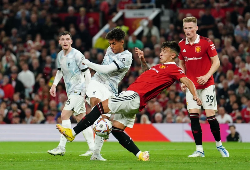 Lịch Sử Đối Đầu Liverpool vs MU 4 Cầu thủ Liverpool và Manchester United tranh bóng quyết liệt trong một trận derby