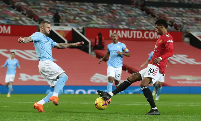 Lịch Sử Đối Đầu MU vs Man City: Hành Trình Kịch Tính Của Derby Manchester 4 Cầu thủ MU và Man City tranh bóng quyết liệt trong một trận derby