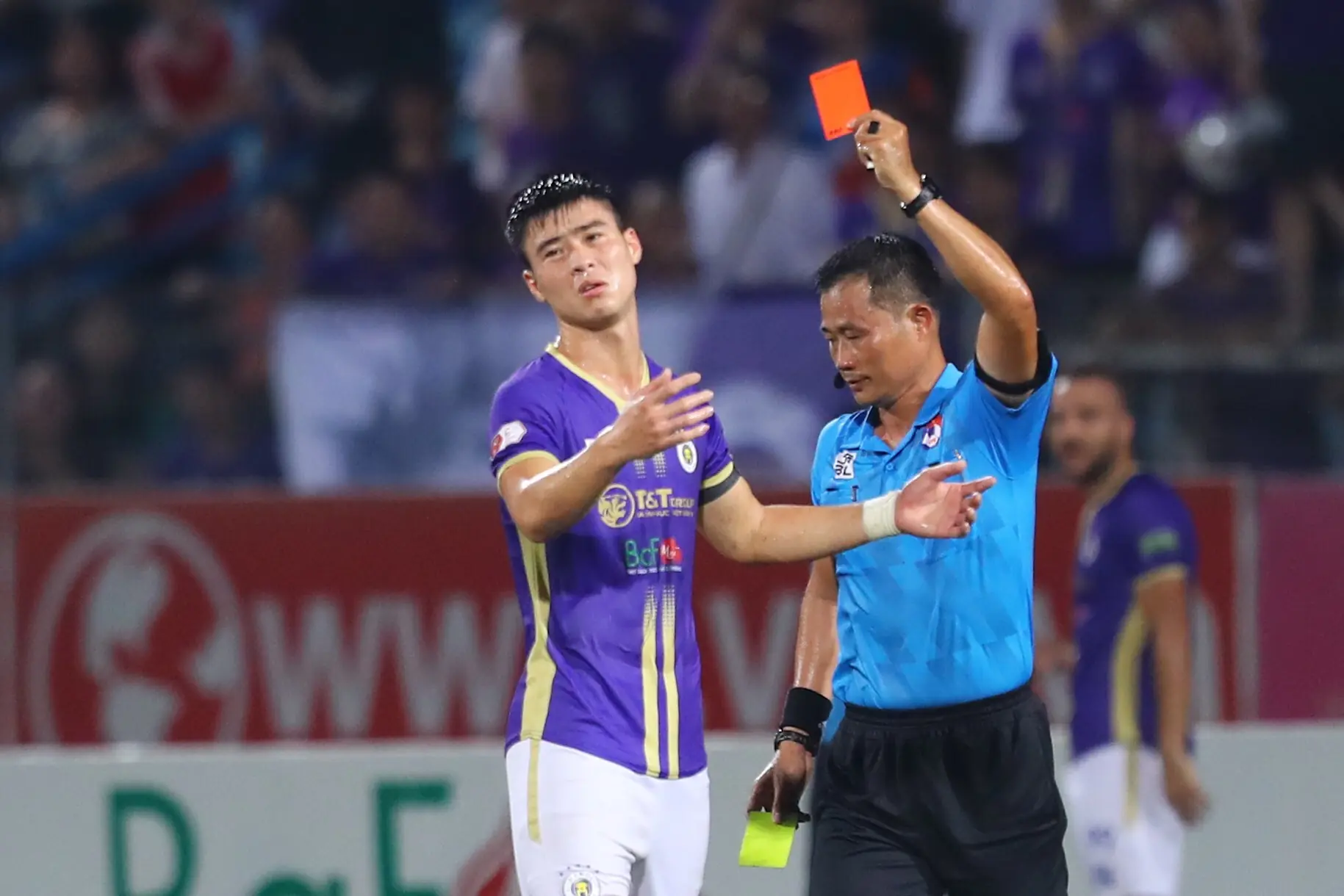 Thẻ Đỏ trong Bóng Đá: Ý Nghĩa, Luật Lệ và Tác Động 7 Cầu thủ V-League nhận thẻ đỏ