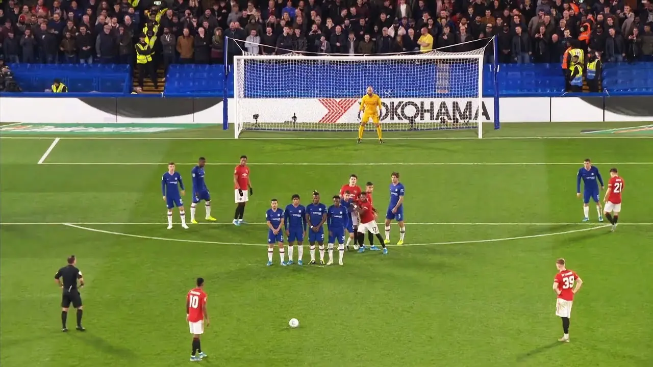 Set Piece là gì? Tìm hiểu về các tình huống cố định trong bóng đá 4 Cầu thủ thực hiện đá phạt trực tiếp trong trận bóng đá