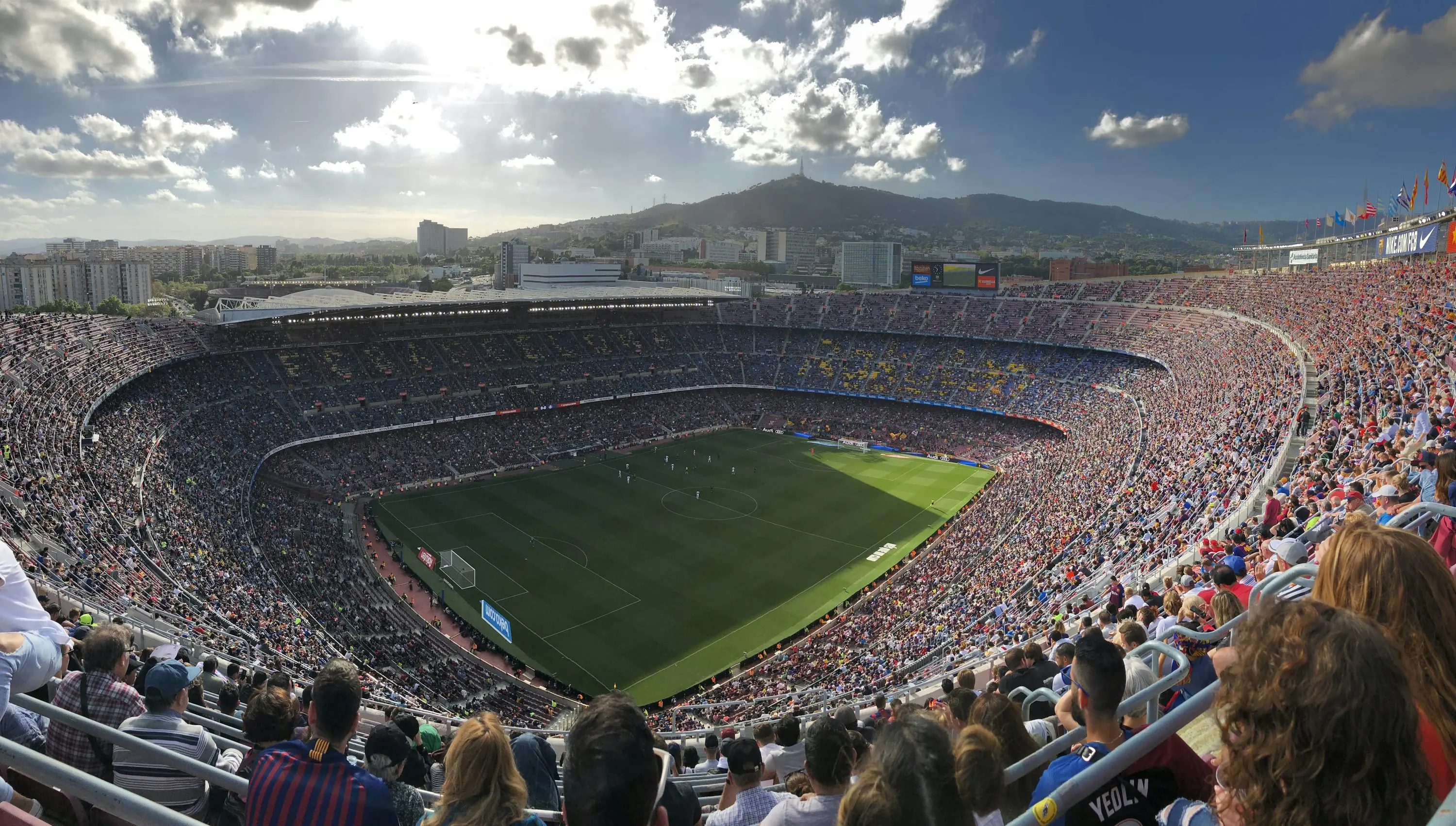 Cổ động viên Barca trên khán đài Camp Nou