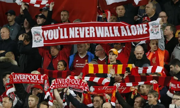Fan Của Liverpool Gọi Là Gì? Khám Phá Văn Hóa The Kop 7 Cổ động viên Liverpool hát You’ll Never Walk Alone