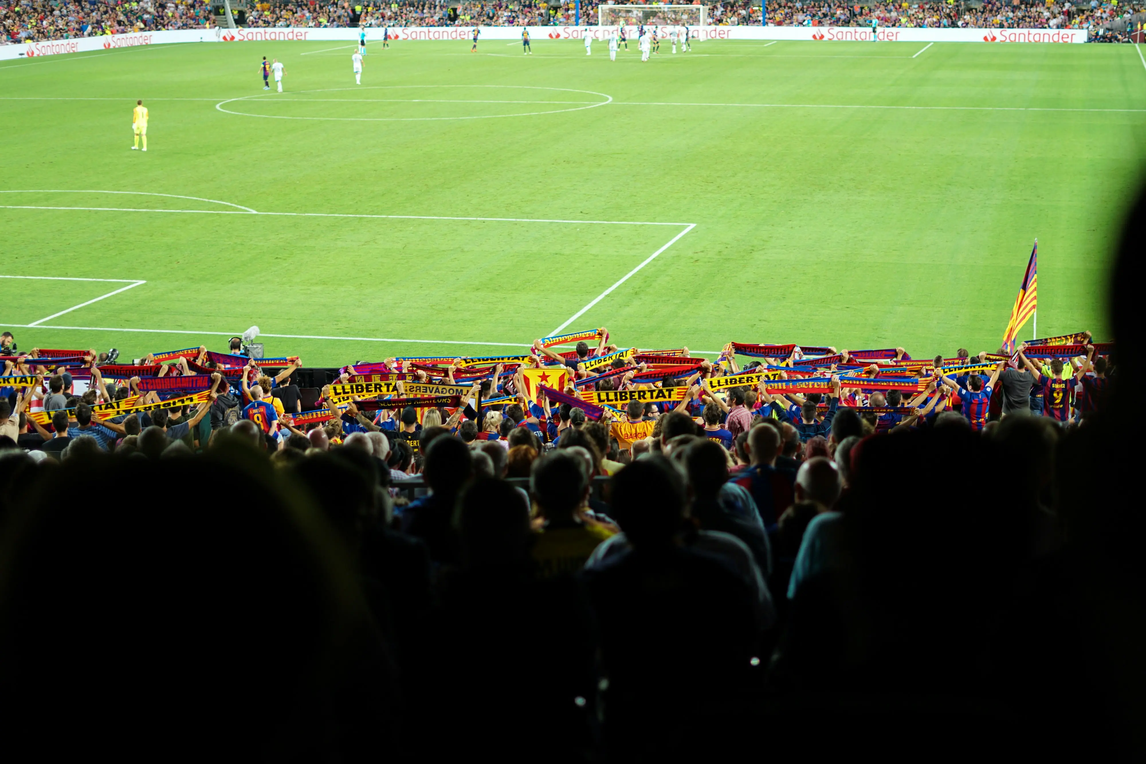 Lịch Sử Đối Đầu Real vs Barca: Hành Trình Kịch Tính Của El Clasico 3 Lịch sử đối đầu Real vs Barca – cổ động viên El Clasico tại Bernabeu