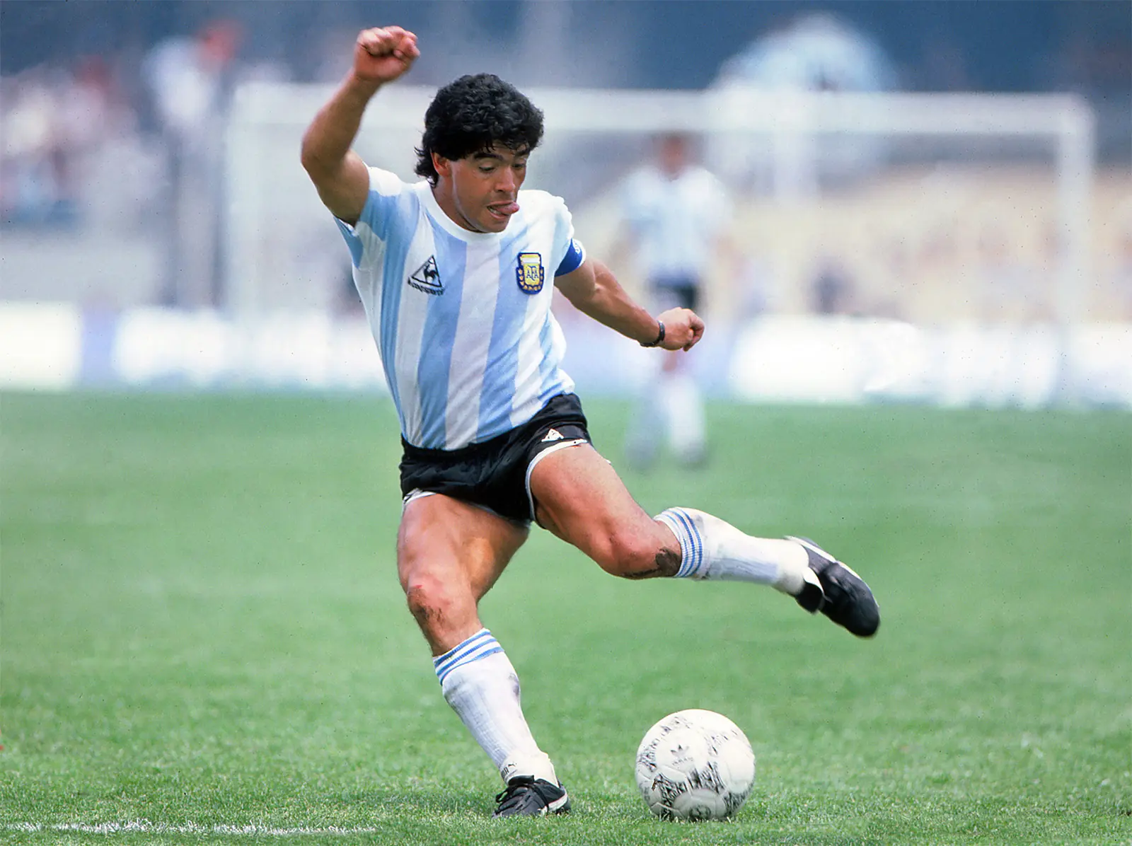 Số 10 Cổ Điển: Biểu Tượng Của Bóng Đá Sáng Tạo 5 Diego Maradona – huyền thoại số 10 cổ điển