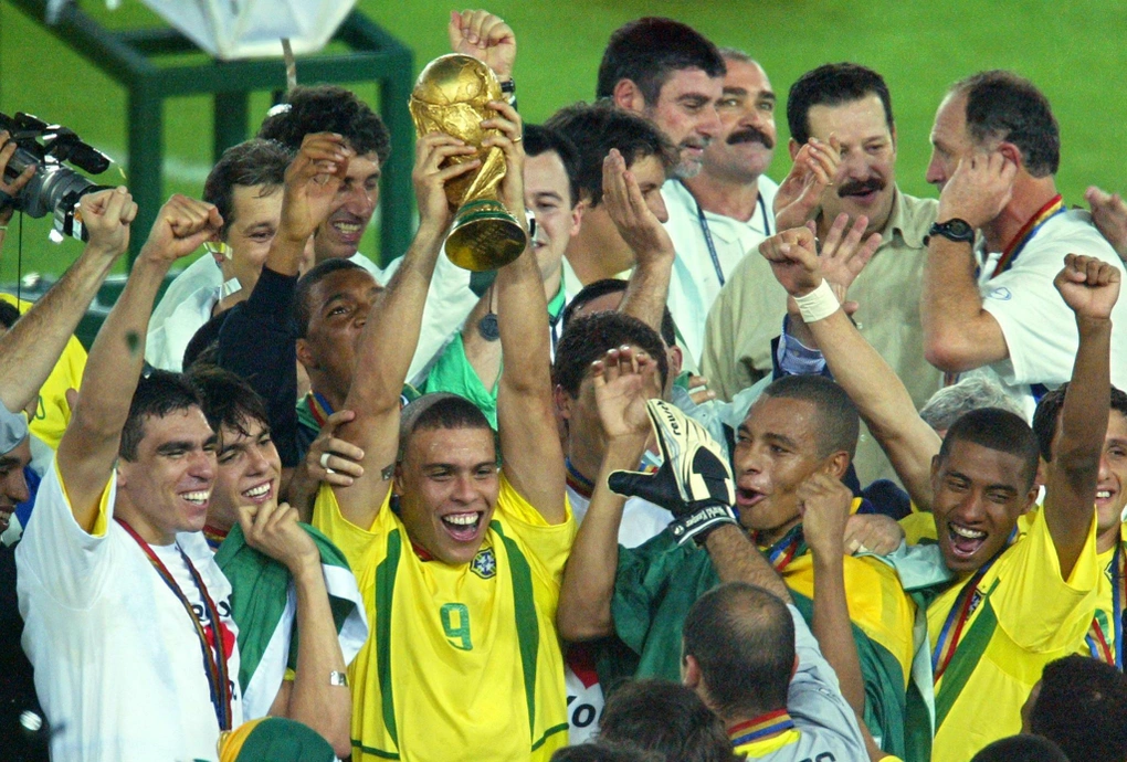 Brazil Vô Địch World Cup: 5 Lần Lên Ngôi và Dấu Ấn 2002 4 Đội tuyển Brazil nâng cúp vô địch World Cup 2002