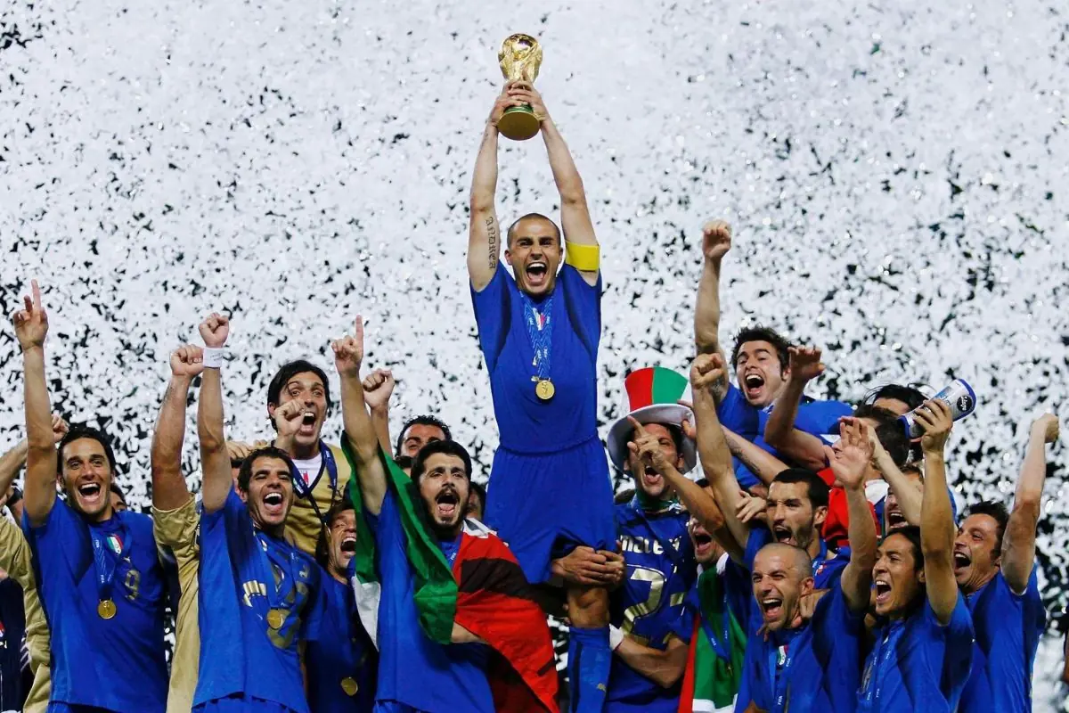 Đội Hình Italia Vô Địch World Cup 2006: Những Ngôi Sao Làm Nên Lịch Sử 4 Đội tuyển Italia nâng cúp vô địch World Cup 2006