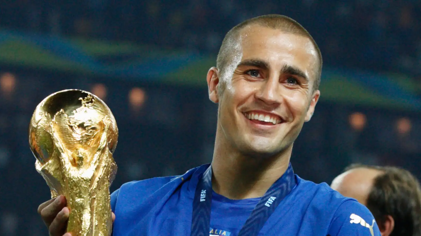 Đội Hình Italia Vô Địch World Cup 2006: Những Ngôi Sao Làm Nên Lịch Sử 6 Fabio Cannavaro, đội trưởng Italia, với cúp World Cup 2006
