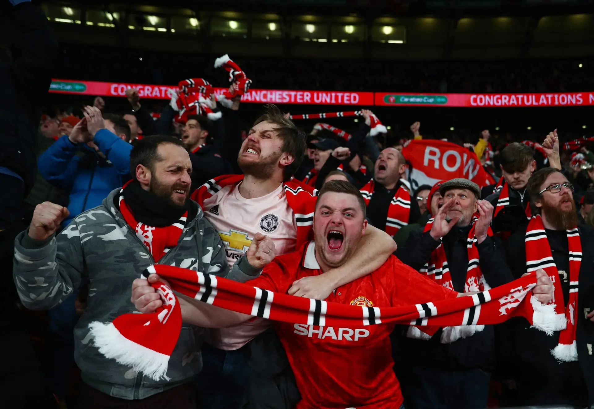 Fan MU Gọi Là Gì? Khám Phá Tên Gọi Đặc Biệt Của CĐV Quỷ Đỏ 6 Fan MU ăn mừng