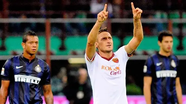 False 9 là gì? Khám phá vai trò và tầm quan trọng của False 9 trong bóng đá 6 Francesco Totti False 9
