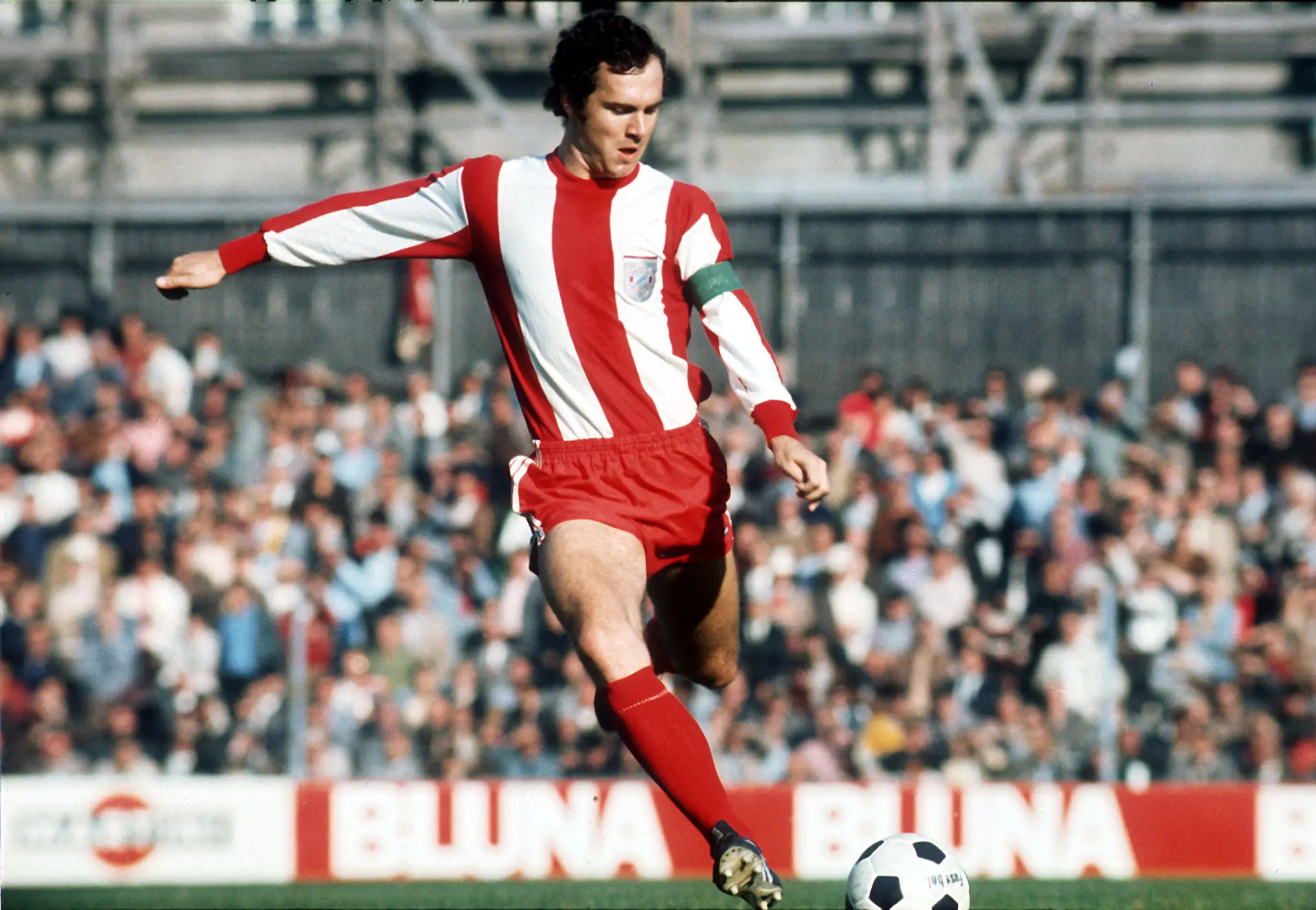 Sweeper là gì? Vai trò của hậu vệ thòng trong bóng đá 4 Franz Beckenbauer - hậu vệ thòng huyền thoại của bóng đá Đức
