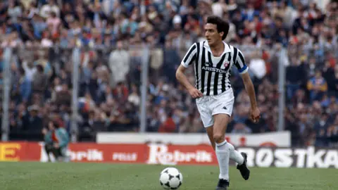 Sweeper là gì? Vai trò của hậu vệ thòng trong bóng đá 5 Gaetano Scirea - hậu vệ thòng xuất sắc của Juventus