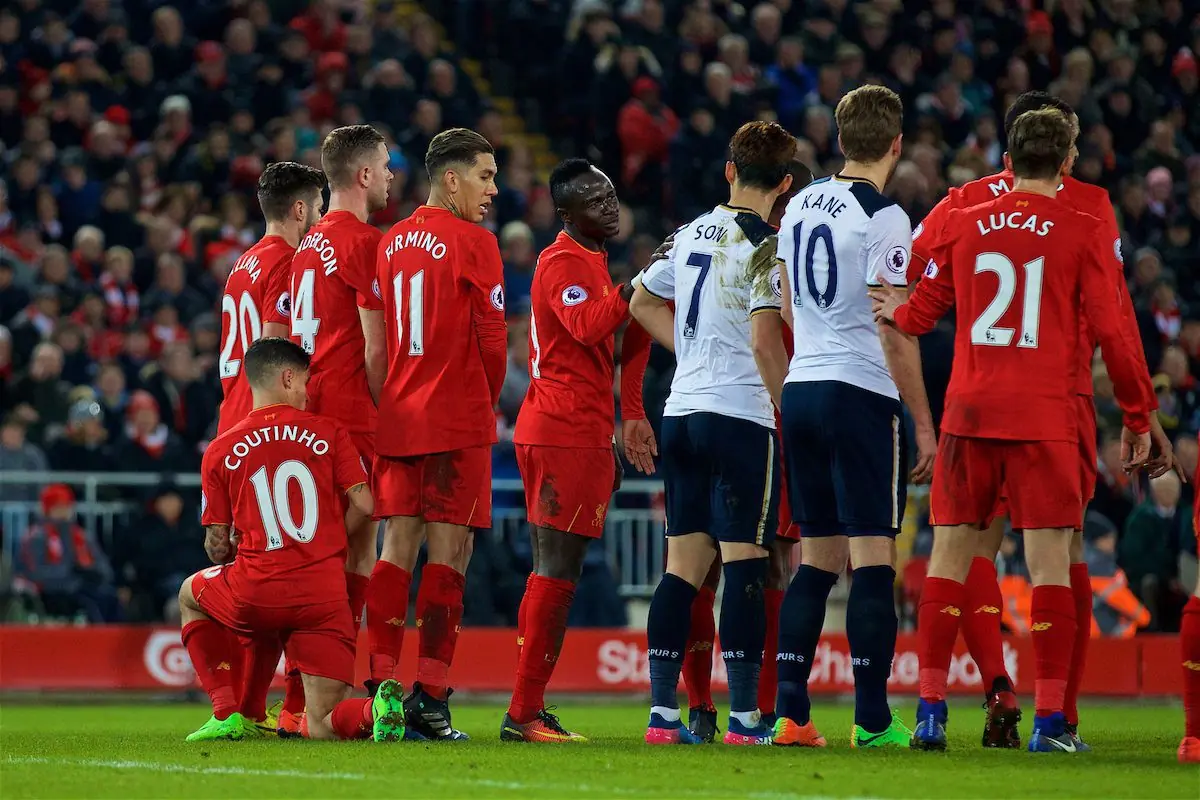 Free Kick Là Gì? Tìm Hiểu Về Đá Phạt Trong Bóng Đá 7 Hàng rào phòng ngự đứng trước một quả đá phạt trực tiếp