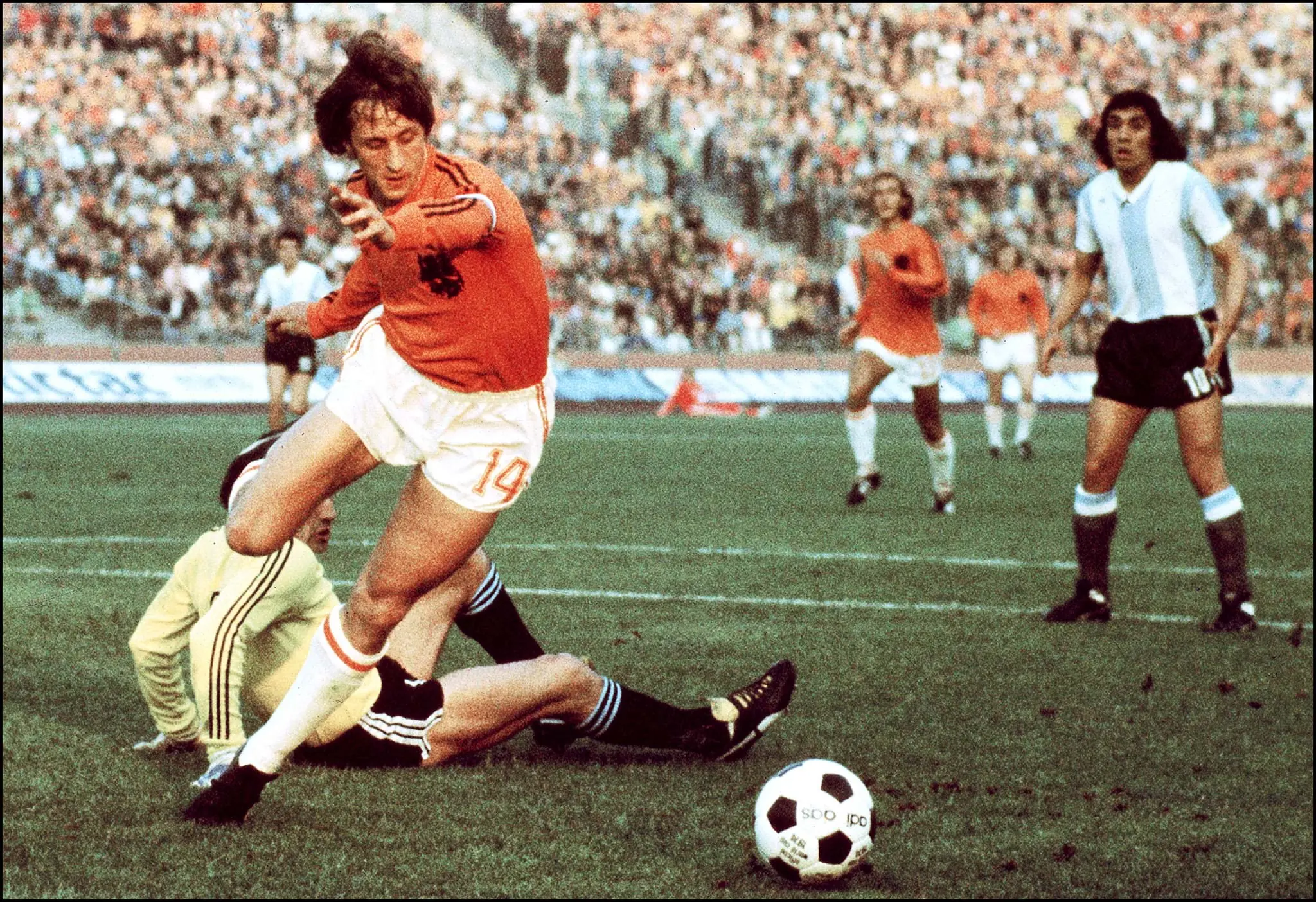 Chiến Thuật Bóng Đá Tổng Lực: Bí Mật Thay Đổi Lịch Sử Bóng Đá 5 Johan Cruyff đi bóng trong trận đấu tại World Cup 1974