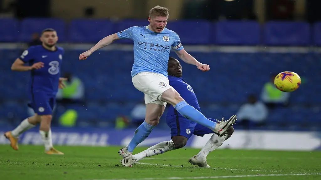Playmaker là gì? Khám phá vai trò then chốt trong bóng đá 4 Kevin De Bruyne chuyền bóng trong vai trò playmaker