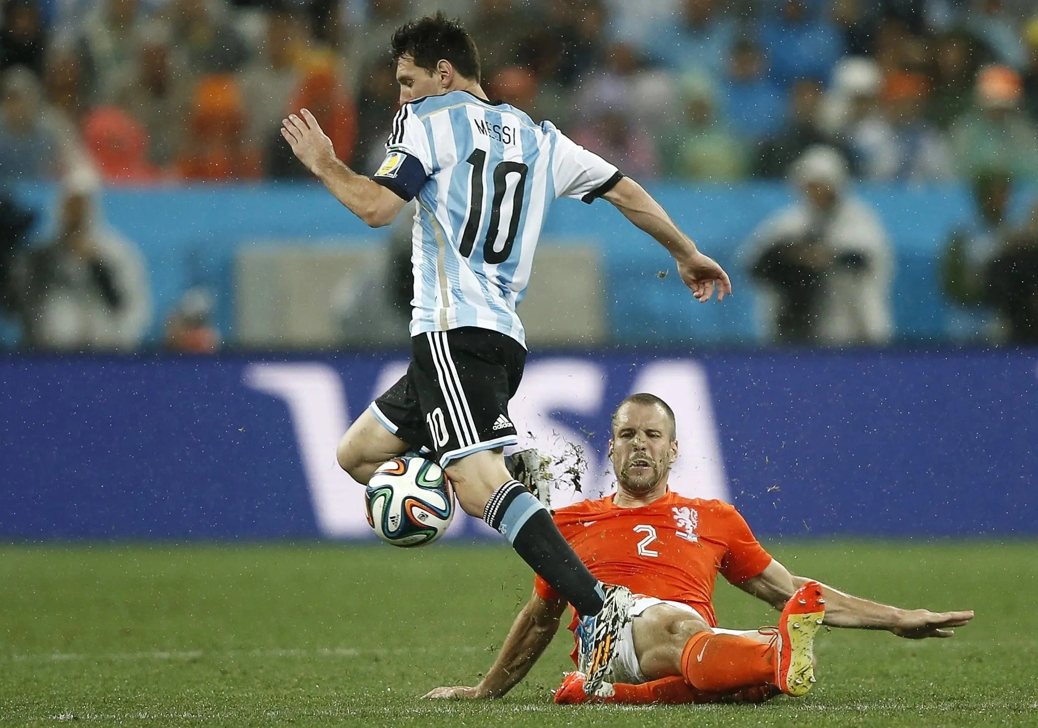 Playmaker là gì? Khám phá vai trò then chốt trong bóng đá 5 Lionel Messi đi bóng ở vị trí tiền vệ tấn công