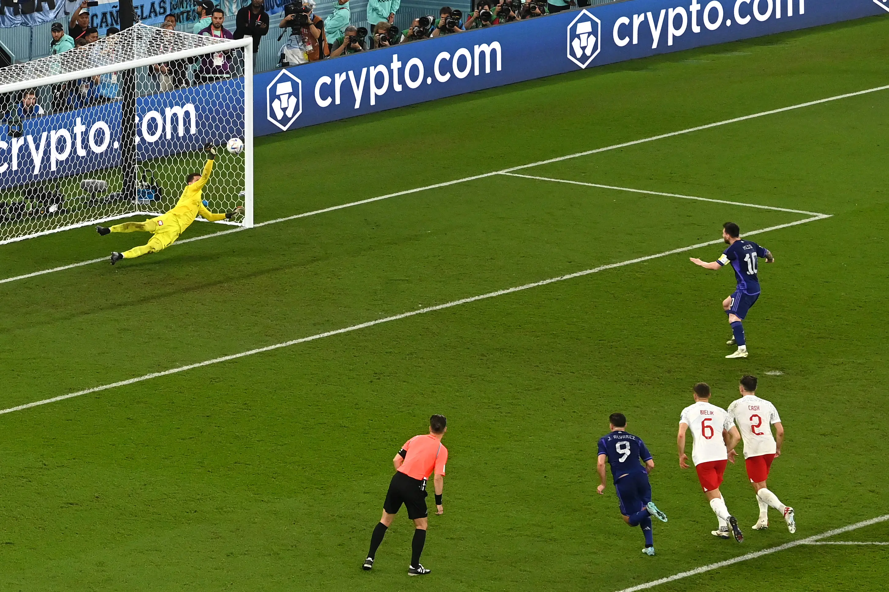 Free Kick Là Gì? Tìm Hiểu Về Đá Phạt Trong Bóng Đá 6 Lionel Messi thực hiện quả phạt đền