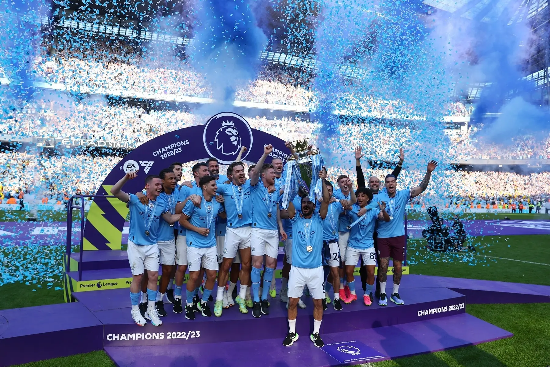 Hành Trình Manchester City Vô Địch Ngoại Hạng Anh 5 Manchester City nâng cúp Premier League