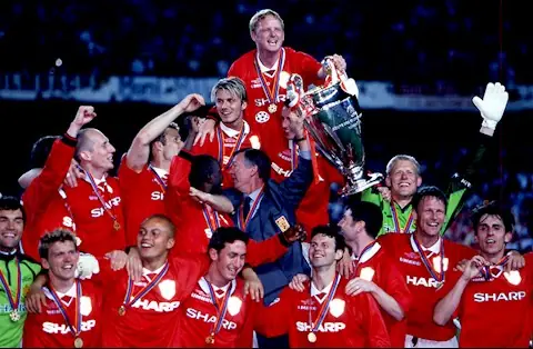 Top các đội bóng vô địch Ngoại hạng Anh nhiều nhất 5 Manchester United nâng cúp vô địch Ngoại hạng Anh 1998-99
