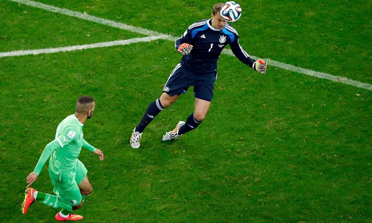 Sweeper là gì? Vai trò của hậu vệ thòng trong bóng đá 6 Manuel Neuer - sweeper-keeper hiện đại