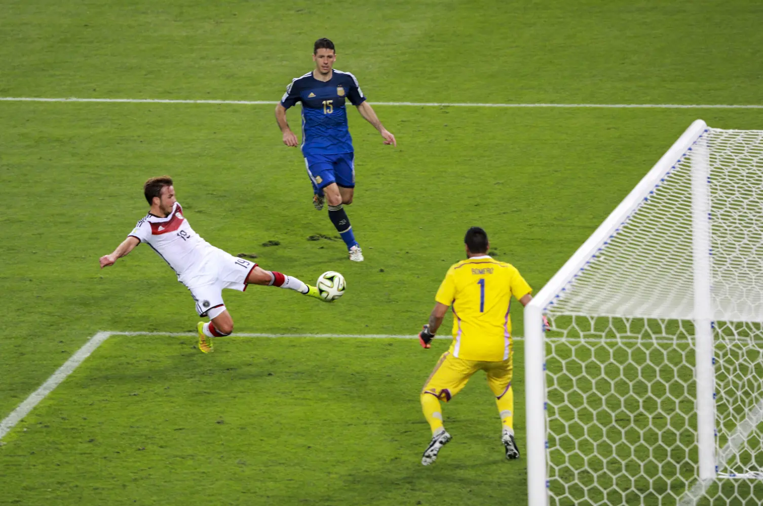 Đức Vô Địch World Cup 4 Lần: Hành Trình Từ 1954 đến 2014 4 Mario Götze ghi bàn quyết định trong trận chung kết World Cup 2014