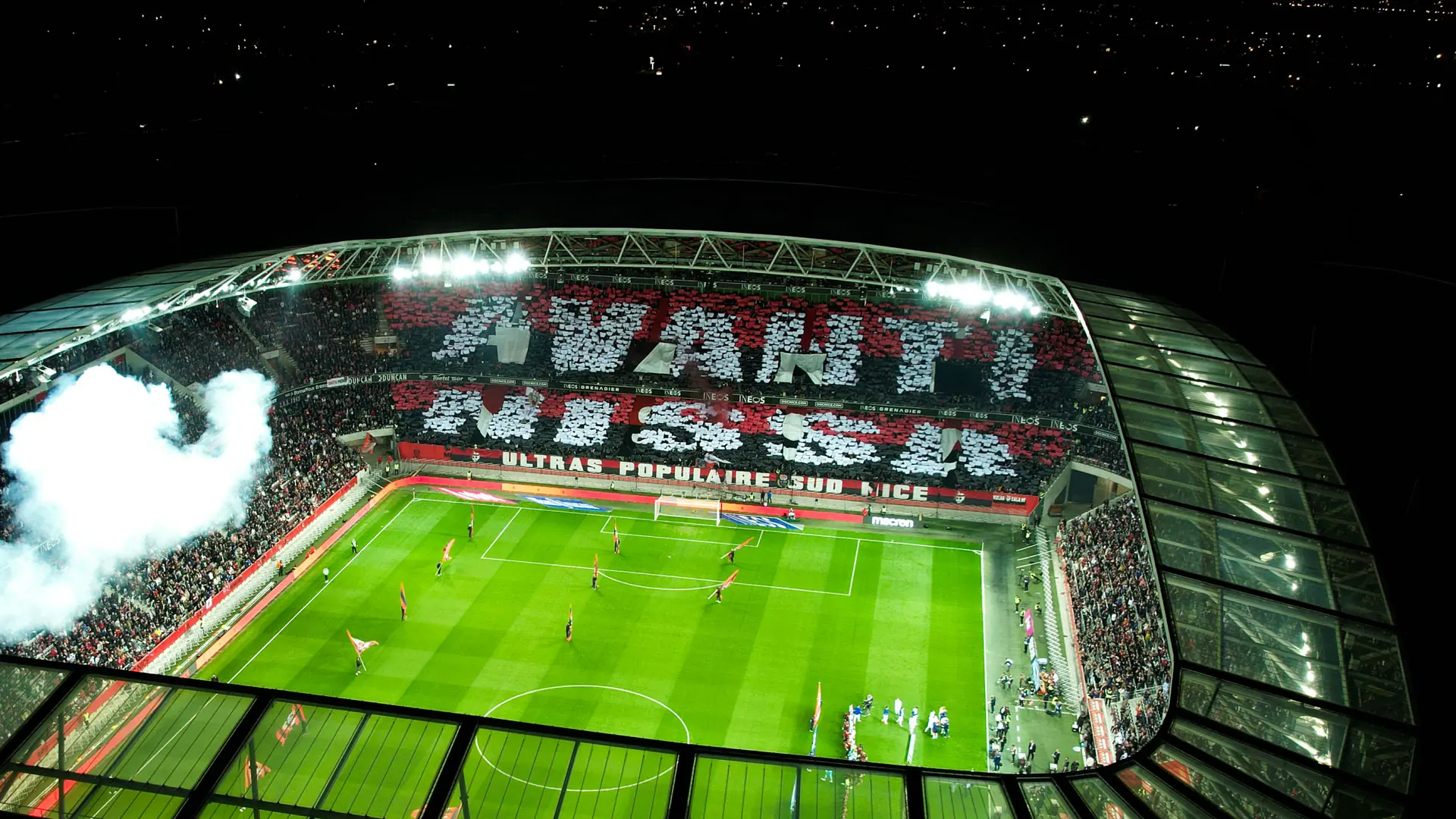 Ultras là gì? Tìm hiểu về Cổ động viên Ultras trong Bóng đá 6 Một tifo lớn, đầy màu sắc được giương lên trên khán đài