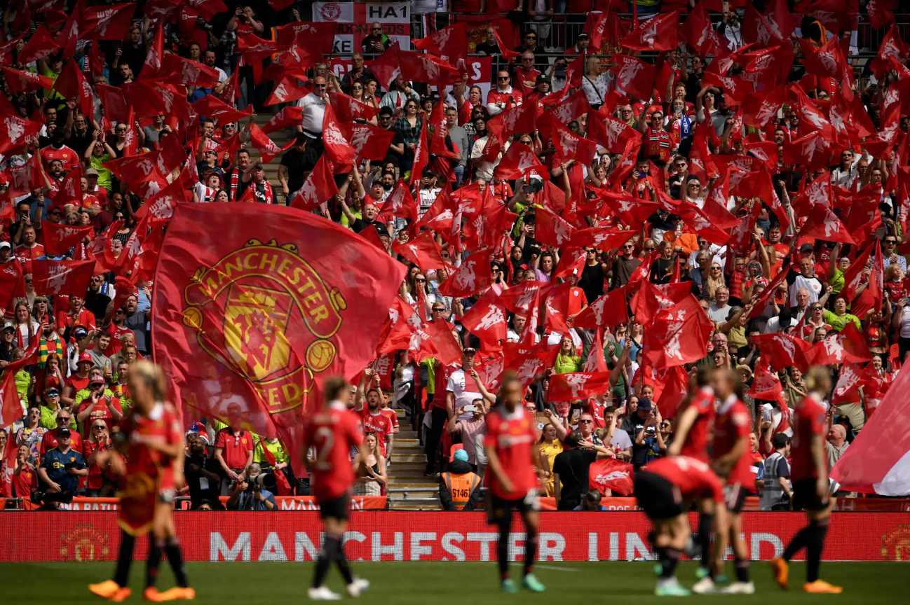 Manchester United Là Gì? Tìm Hiểu Về Quỷ Đỏ MU 8 Người hâm mộ Manchester United tại Old Trafford