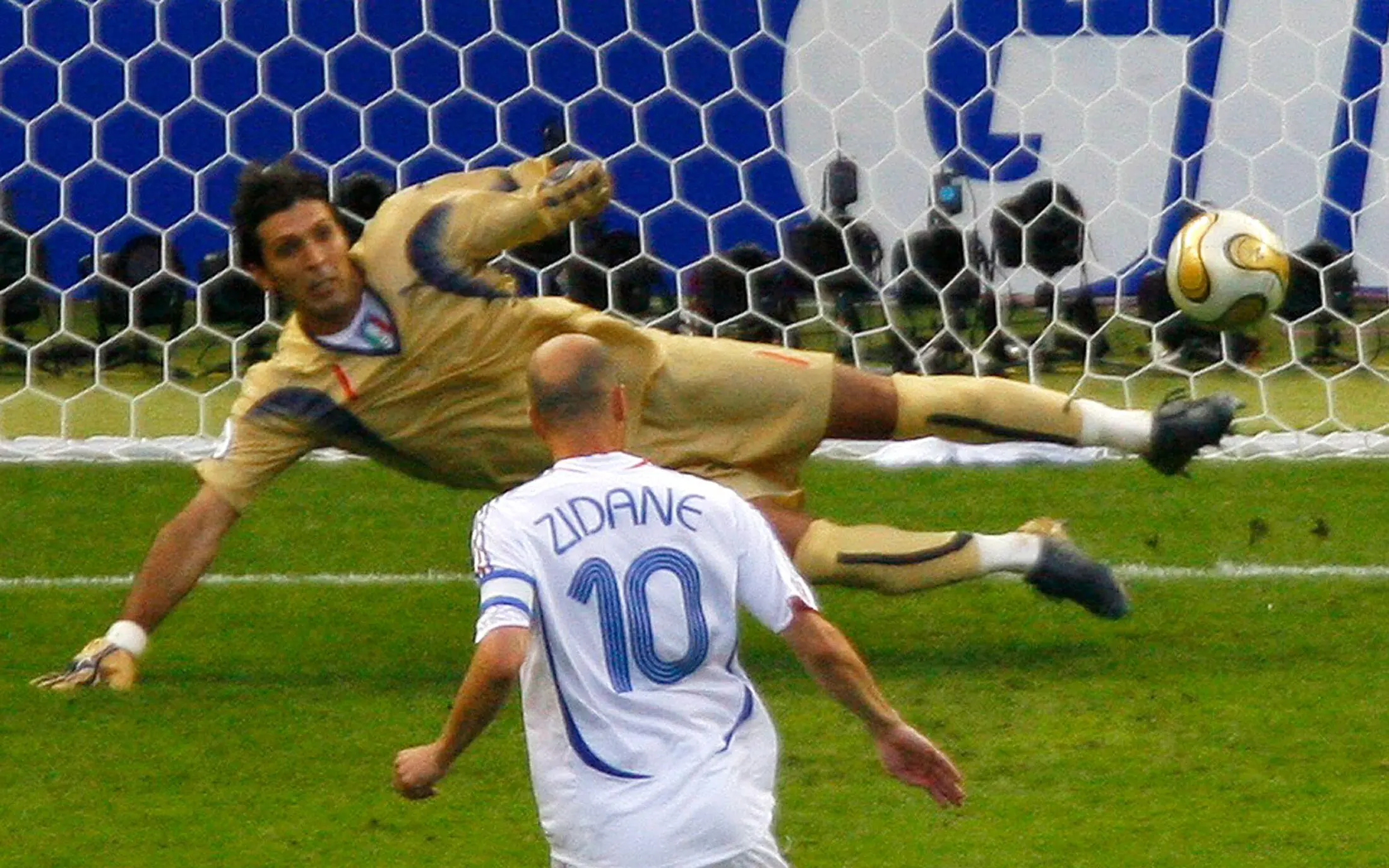 Panenka là gì? Kỹ thuật sút phạt đền đỉnh cao của bóng đá 8 Zinedine Zidane sử dụng thành công kỹ thuật Panenka