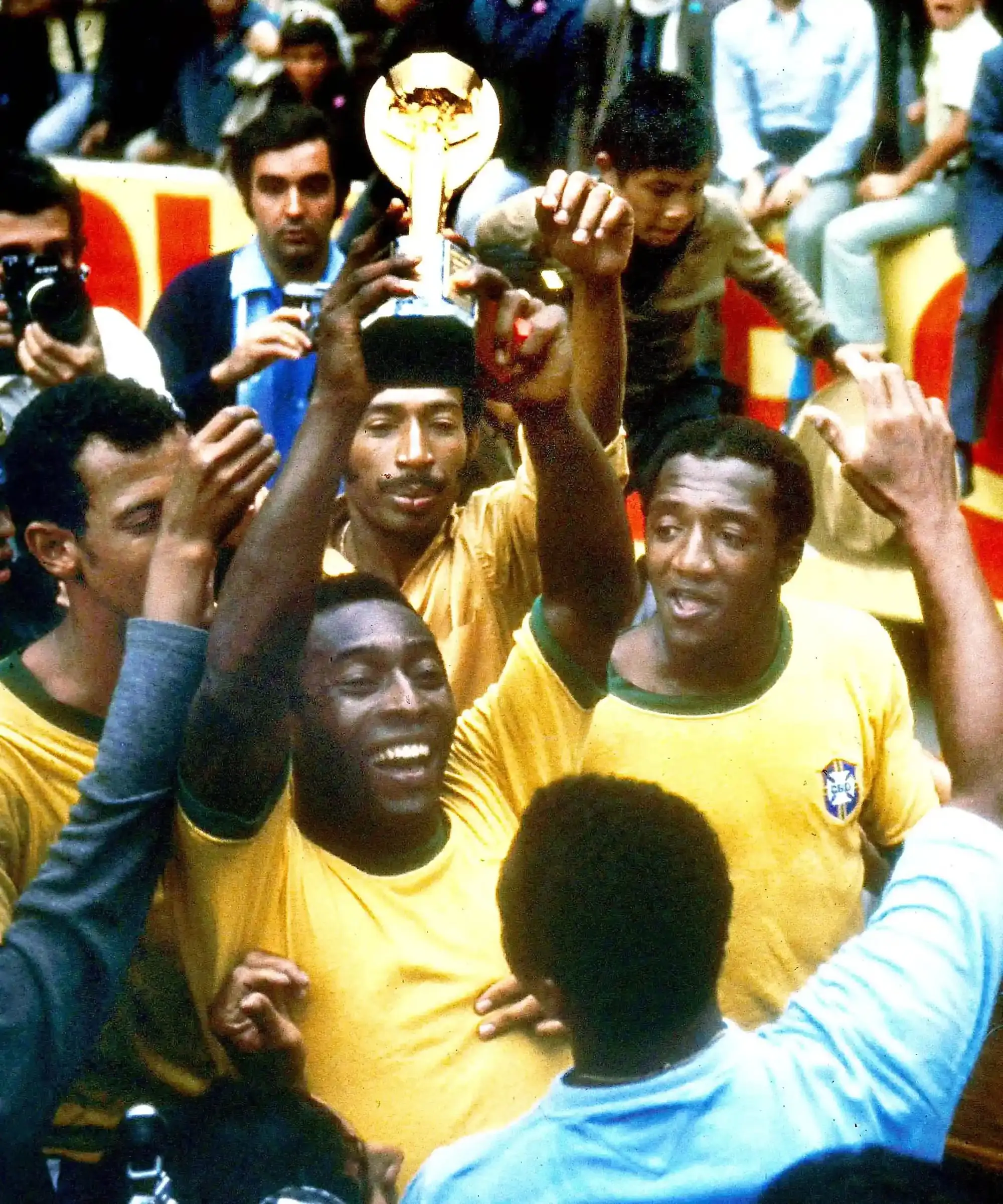 World Cup Là Gì? Chu Kỳ Tổ Chức và Những Kỳ World Cup Đáng Nhớ 8 Pelé nâng cúp World Cup 1970