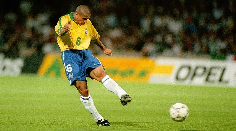 Wing Back là gì? Tìm hiểu về vị trí Wing Back trong bóng đá 7 Roberto Carlos sút xa trong vai trò wing back huyền thoại