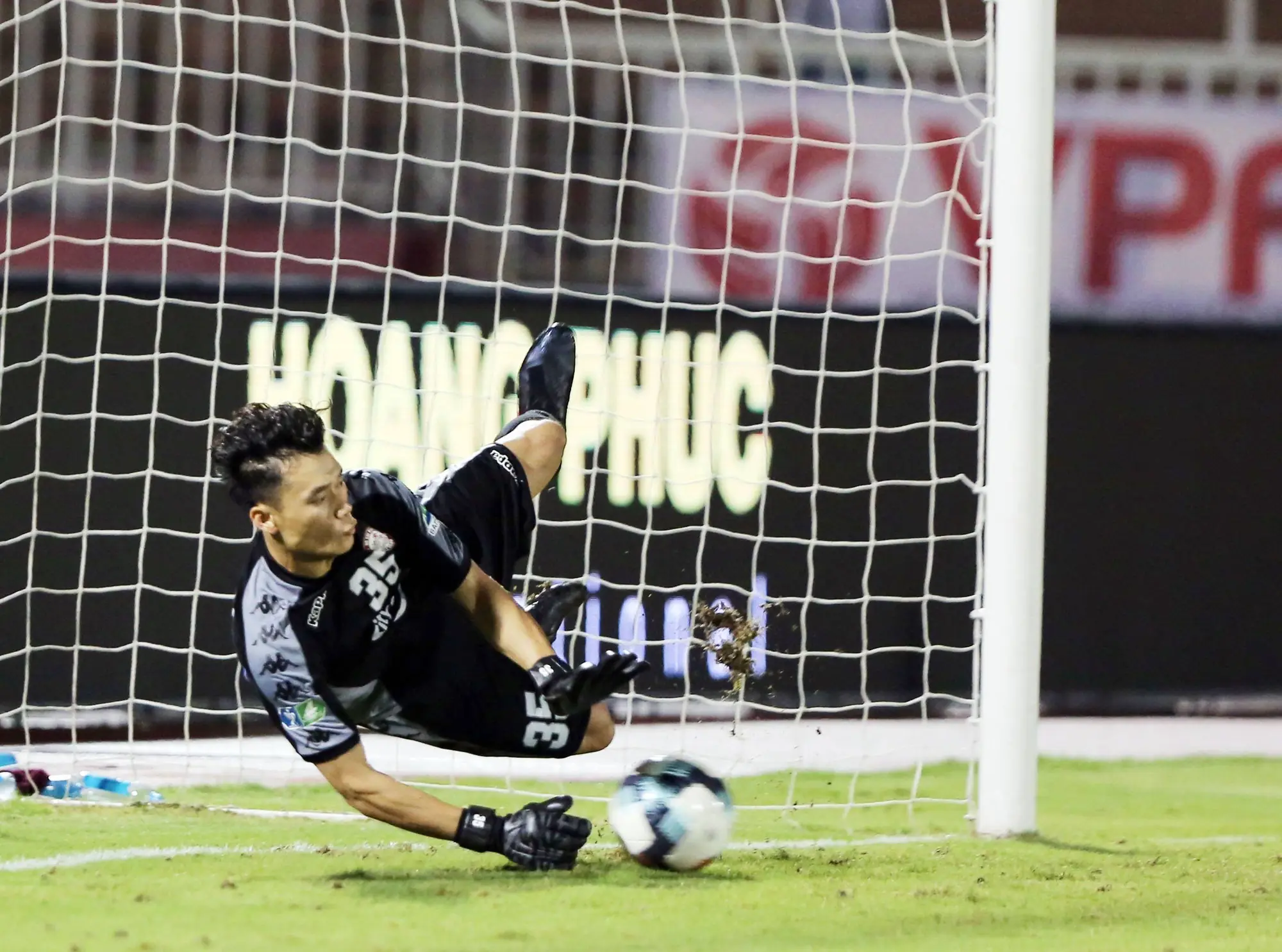 Penalty là gì? Tìm hiểu về quả phạt đền trong bóng đá 7 Thủ môn Bùi Tiến Dũng cản phá quả phạt đền