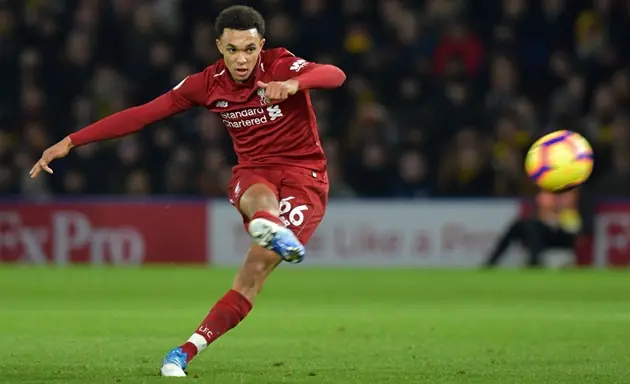 Wing Back là gì? Tìm hiểu về vị trí Wing Back trong bóng đá 5 Trent Alexander-Arnold tạt bóng trong vai trò wing back