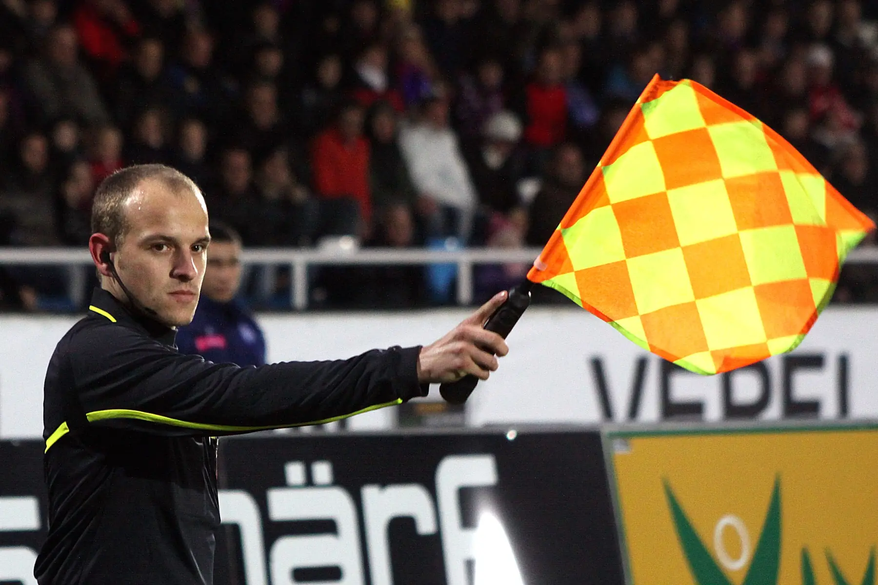 Offside Là Gì? Tất Tần Tật Về Luật Việt Vị Hiện Đại 4 Trợ lý trọng tài báo hiệu việt vị