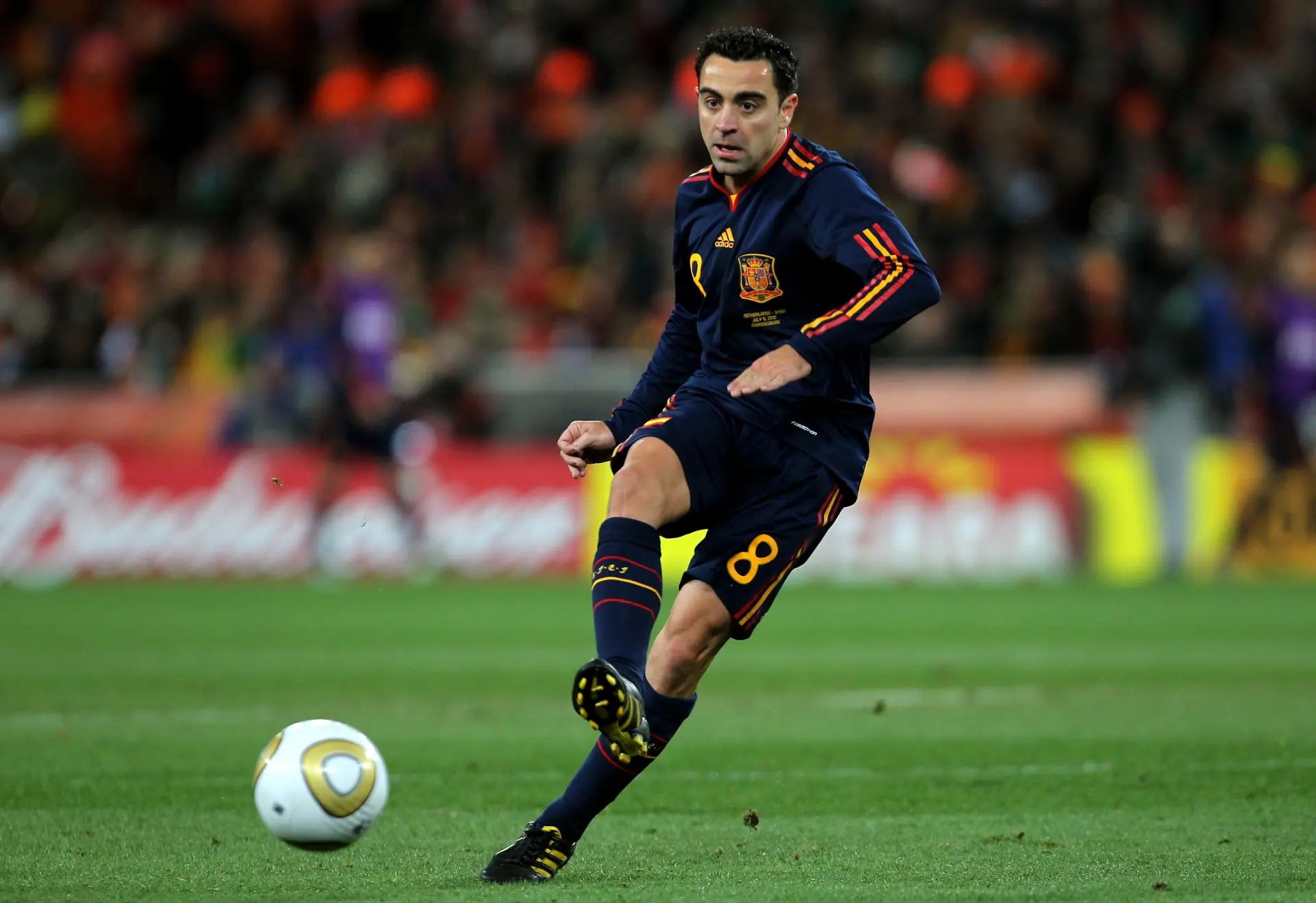 Playmaker là gì? Khám phá vai trò then chốt trong bóng đá 6 Xavi Hernandez điều khiển trận đấu ở vị trí deep-lying playmaker