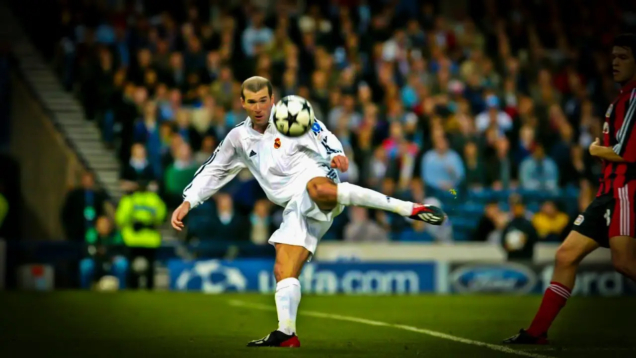 Volley Là Gì? Tìm Hiểu Về Kỹ Thuật Sút Volley Trong Bóng Đá 4 Zinedine Zidane ghi bàn bằng volley