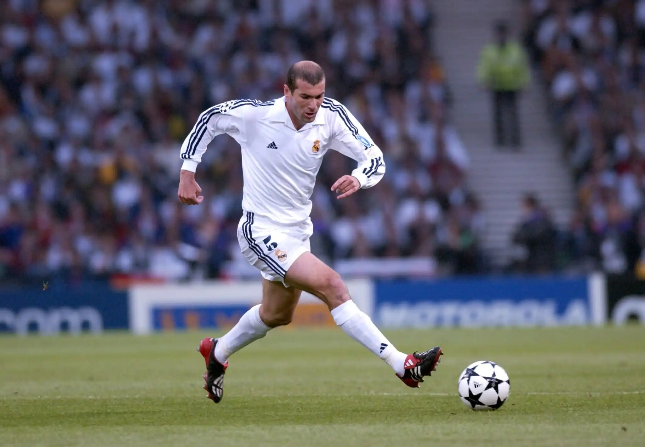 Số 10 Cổ Điển: Biểu Tượng Của Bóng Đá Sáng Tạo 6 Zinedine Zidane – số 10 cổ điển với kỹ thuật điêu luyện