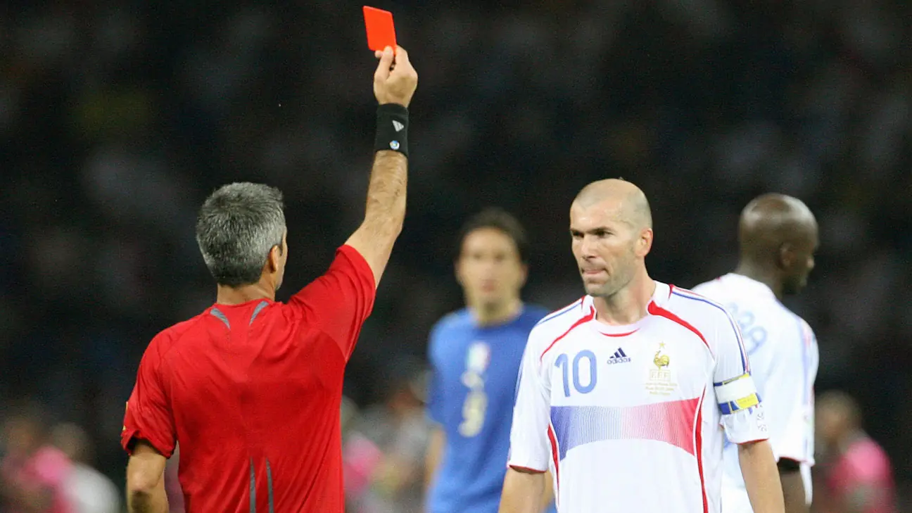 Thẻ Đỏ trong Bóng Đá: Ý Nghĩa, Luật Lệ và Tác Động 8 Zinedine Zidane nhận thẻ đỏ trong World Cup 2006