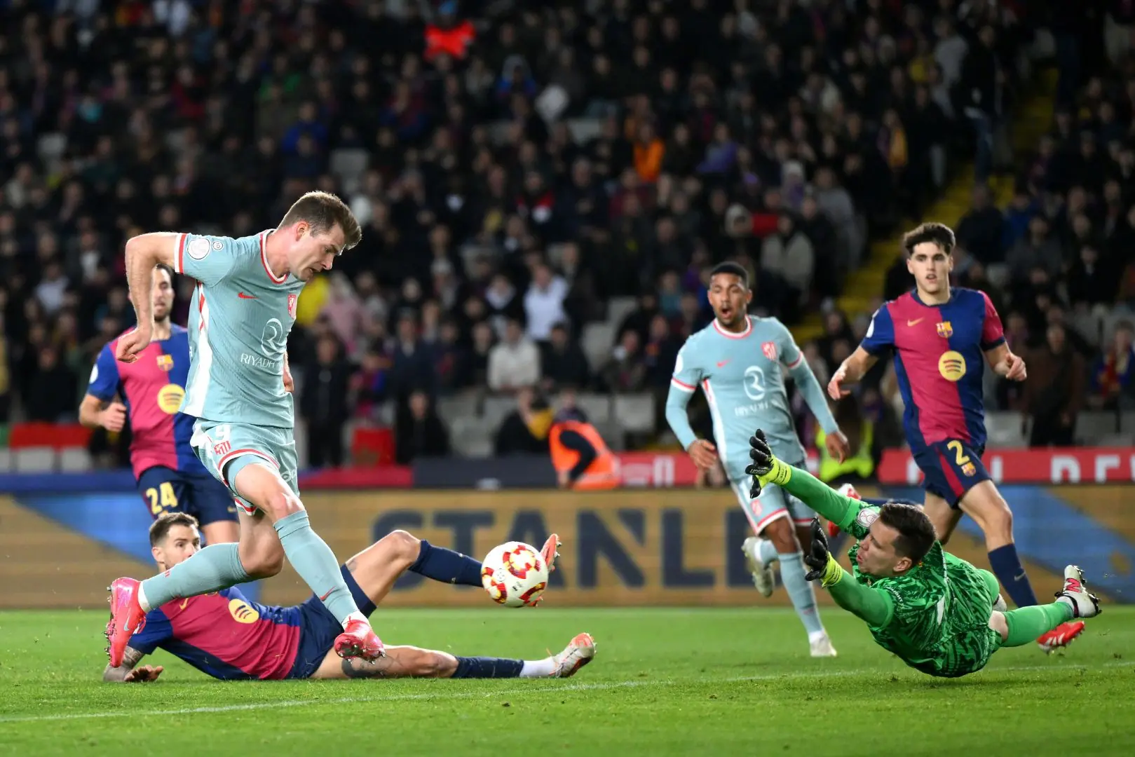 Nhận Định Atletico vs Barca, 02h30 Ngày 3/4: Blaugrana Vượt Khó Tại Metropolitano? 2 barcelona se gap kho tren san atletico madrid