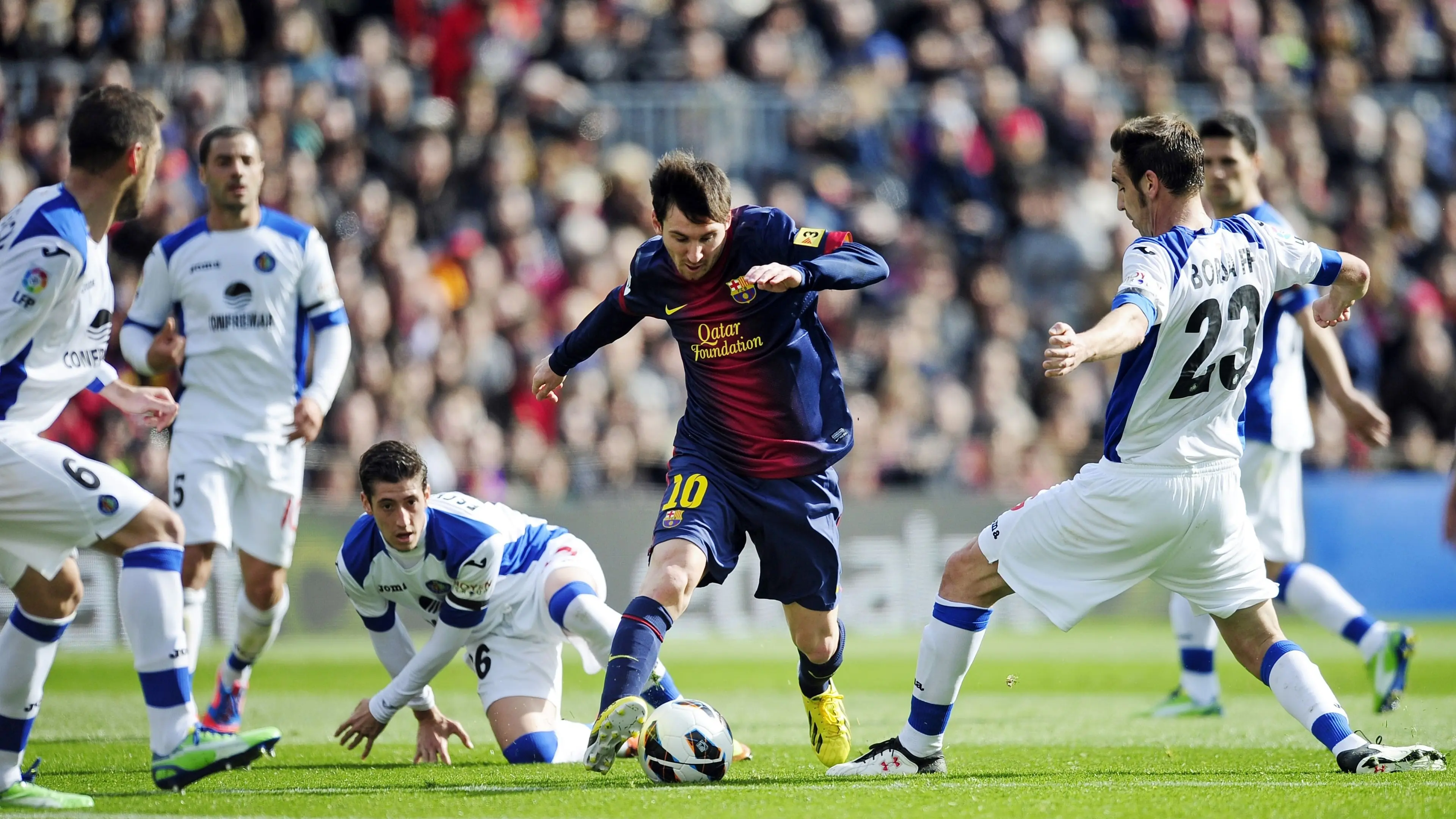 Rê Bóng Là Gì? Hướng Dẫn Chi Tiết Về Kỹ Thuật Rê Bóng Trong Bóng Đá 5 Messi rê bóng vượt qua các hậu vệ