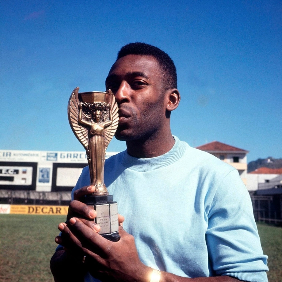Ý Nghĩa và Lịch Sử Chiếc Cúp Vàng World Cup: Biểu Tượng Vĩ Đại Của Bóng Đá 4 Vua bóng đá Pele và chiếc cúp Jules Rimet Tropy