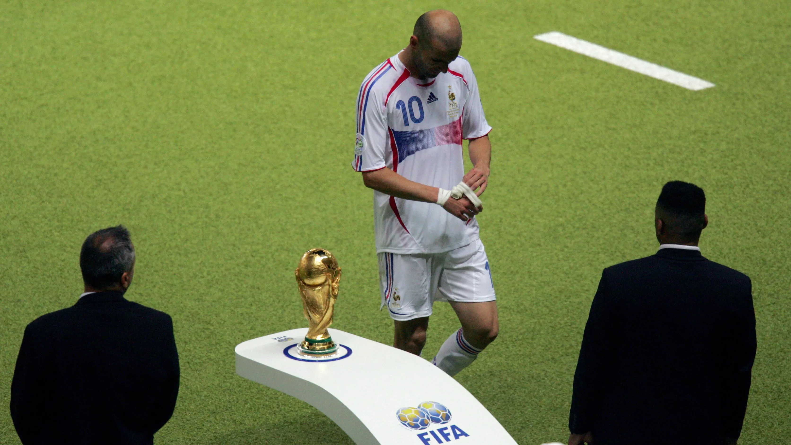 Ý Nghĩa và Lịch Sử Chiếc Cúp Vàng World Cup: Biểu Tượng Vĩ Đại Của Bóng Đá 6 Hình ảnh Zidane cúi đầu bước qua chiếc cúp vàng để lại nhiều cảm xúc cho NHM bóng đá.
