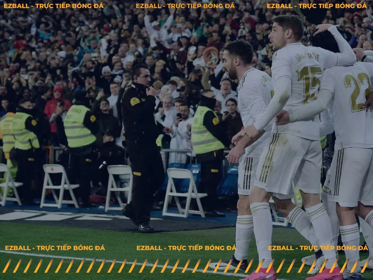 CĐV Real Madrid cuồng nhiệt tại sân Santiago Bernabéu