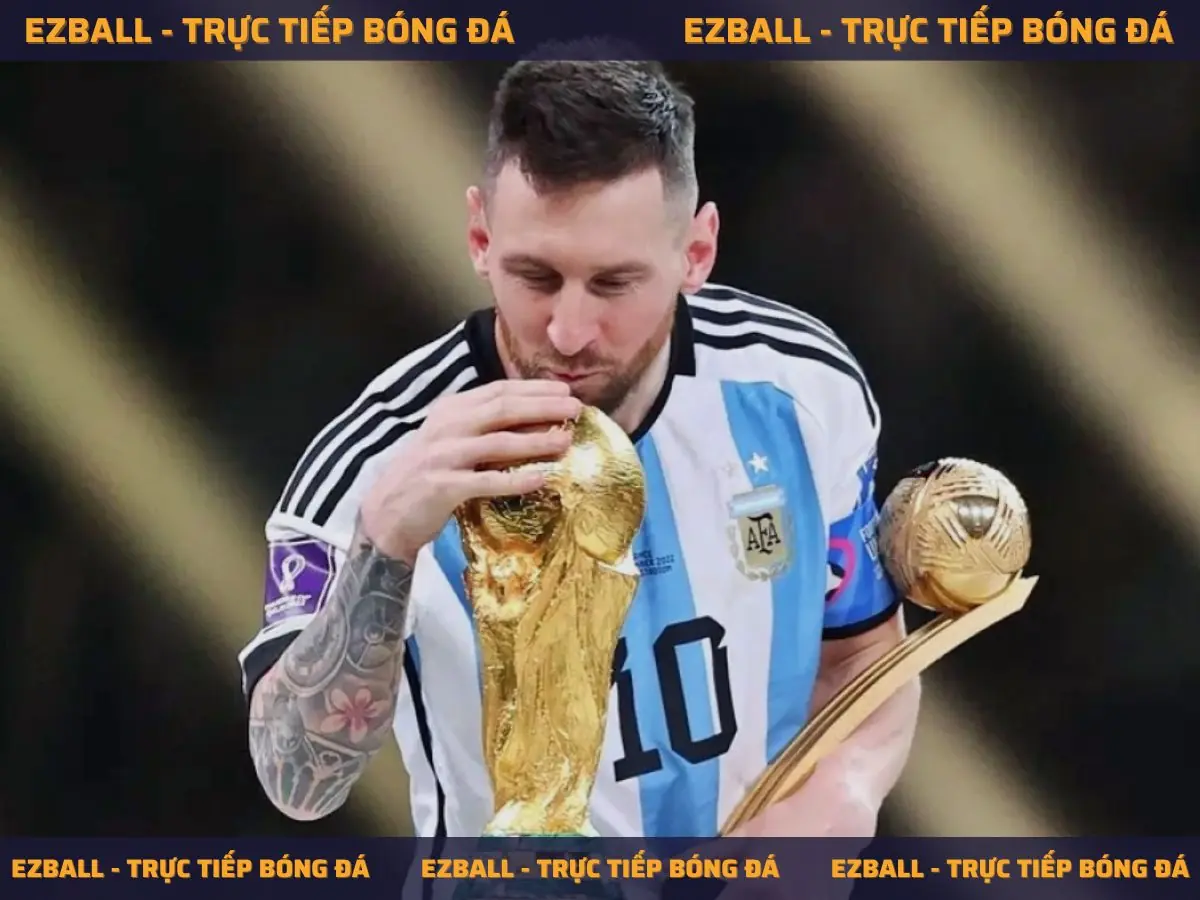 Lionel Messi nâng cúp World Cup 2022