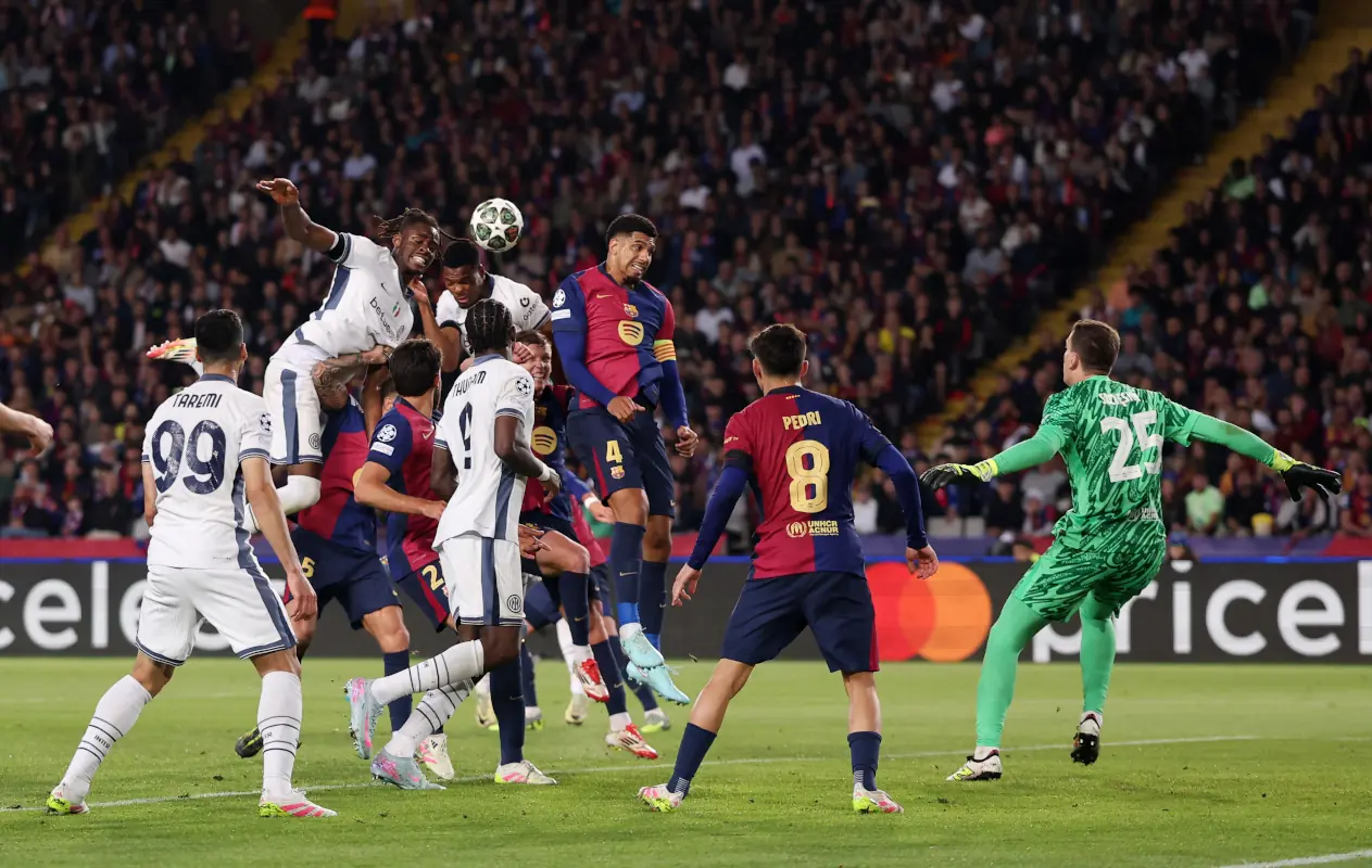 Nhận Định Bóng Đá Inter vs Barcelona, 2h Ngày 7/5: Barca Đi Tiếp Trong Trận Cầu Kịch Tính 2 Hàng thủ mỏng manh luôn là mối lo ngại của Barcelona. Nguồn ảnh: GettyImages.