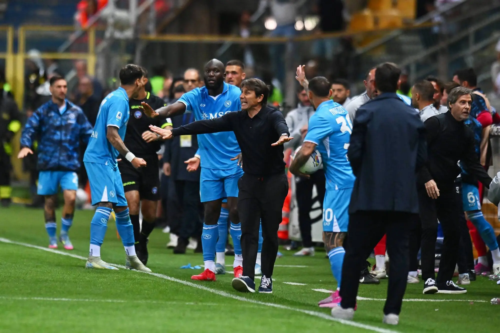 Nhận định bóng đá Napoli vs Cagliari, 01h45 ngày 24/5: Hành trình đăng quang tại Maradona 2 Napoli sẽ quyết tâm giành chiến thắng để lên ngôi vô địch trên sân nhà. Nguồn ảnh: GettyImages.